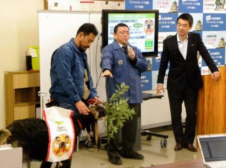 天王寺動物園１００周年ＰＲ隊の話を聞く大阪市の橋下徹市長（右）＝大阪市役所