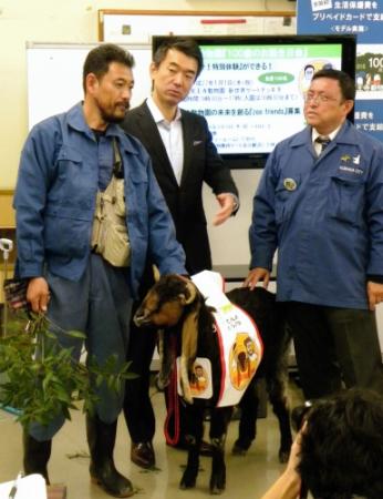 天王寺動物園１００周年ＰＲ隊に話を聞く大阪市の橋下徹市長（中）＝大阪市役所