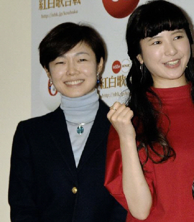 紅白歌合戦のリハーサルに参加した（左から）ＮＨＫ有働由美子アナ（左）と吉高由里子