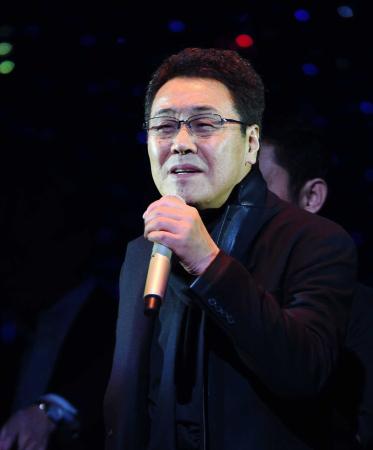 　貫禄の歌声を披露する五木ひろし＝東京・渋谷のＮＨＫホール（撮影・北野将市）