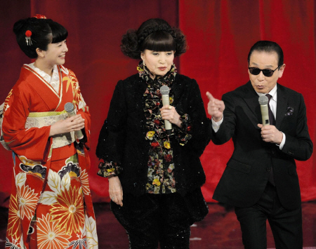 オープニングで登場した司会の（左から）吉高由里子、黒柳徹子、タモリ