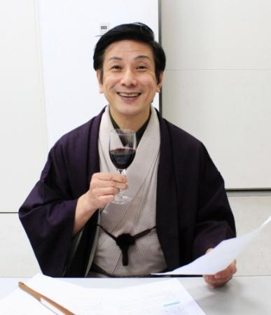 ワインを飲みながら、仏語落語の練習をしてみせた桂米團治＝大阪市内