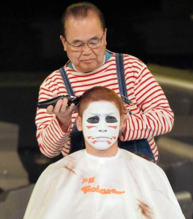 　紅白歌合戦で丸刈りになるゴールデンボンバーの樽美酒研二＝ＮＨＫホール