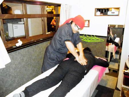 　焼き肉店の一角でリラクゼーションを始めるビッグダディ