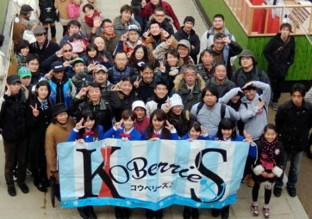 境内で新曲を披露したＫＯＢｅｒｒｉｅＳ♪＝神戸・生田神社