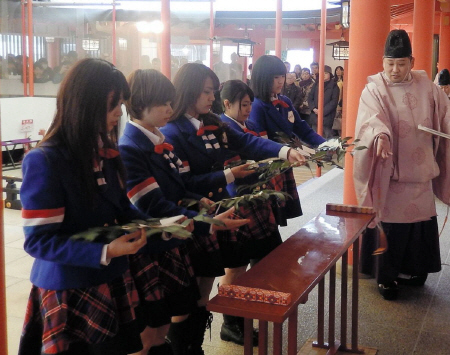 新曲のヒット祈願を行ったＫＯＢｅｒｒｉｅＳ♪＝神戸・生田神社