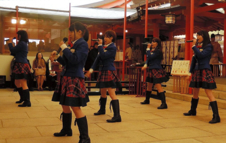 境内で新曲を披露するＫＯＢｅｒｒｉｅＳ♪＝神戸・生田神社