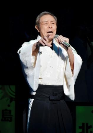 最後の１カ月劇場公演の初日を迎え、熱唱する北島三郎＝福岡・博多座