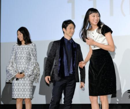 壇上に上がり笑顔を見せる杏（右から）、野村萬斎、松嶋菜々子 