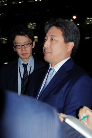 　質問に答える緒方延泰弁護士＝東京地裁前