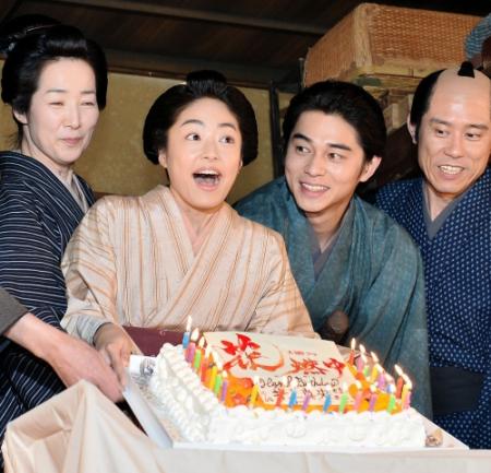 ろうそくの火を大きな口を開け吹き消そうとする井上真央（左から２人目）＝東京渋谷のＮＨＫ（撮影・園田高夫）