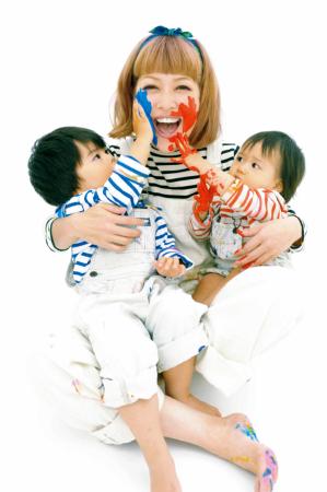 　長男（左）、長女（右）に囲まれ、母の顔を見せる松嶋尚美