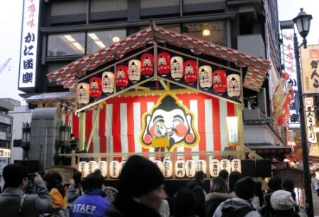 パフォーマンスを披露するＴＡＳＵＫＵ＝大阪市中央区の戎舞台