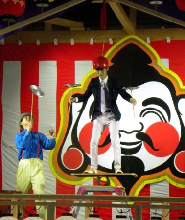 パフォーマンスを披露するモンブラン＝大阪市中央区の戎舞台