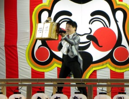 パフォーマンスを披露するＴＡＳＵＫＵ＝大阪市中央区の戎舞台