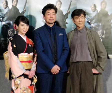 ドラマへの思いを語った（左から）桜庭ななみ、中村雅俊、柴田恭兵＝東京・渋谷のＮＨＫ