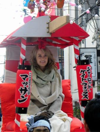 今宮戎神社の宝恵駕籠（ほえかご）行列に参加したシャーロット・ケイト・フォックス＝大阪市内
