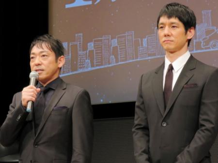 ドラマで親子役を演じる香川照之（左）と西島秀俊＝東京・丸の内