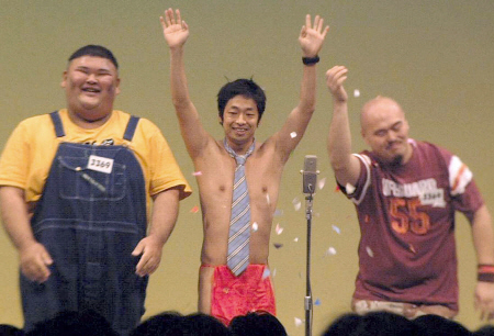 お笑いトリオの安田大サーカス（左から、クロちゃん、団長、ＨＩＲＯ）
