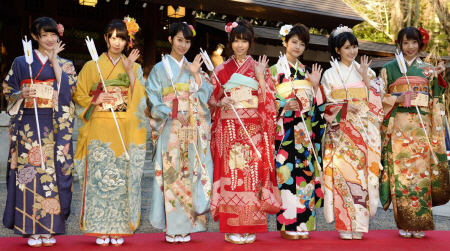 　晴れ着姿を初披露した乃木坂４６の（左から）中田花奈、永島聖羅、桜井玲香、西野七瀬、若月佑美、井上小百合、能條愛未