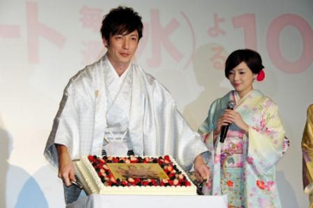 14日に35歳の誕生日を迎える玉木宏（左）を祝福した倉科カナ＝東京・お台場シネマメディアージュ