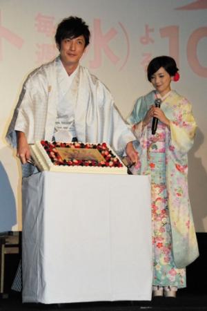 14日に35歳の誕生日を迎える玉木宏（左）を祝福した倉科カナ＝東京・お台場シネマメディアージュ