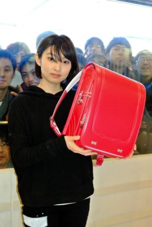 海外の子どもたちのためにランドセルを寄贈した家入レオ＝東京・渋谷