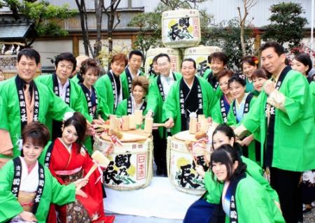 「新春！歌う王冠で２０１５」でヒット祈願を行った日本クラウン所属歌手ら＝大阪・露天神社