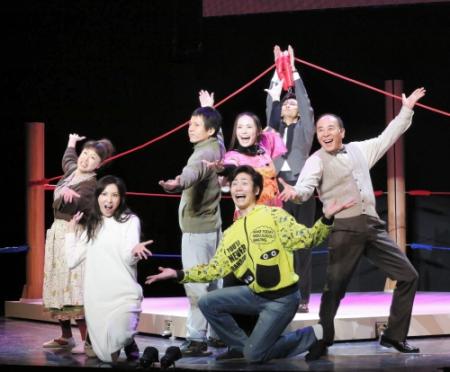 舞台初出演にして主演したミムラ（中央）ら＝東京・日比谷のシアタークリエ