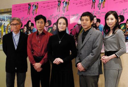 　（左から）演出の堤幸彦氏、戸次重幸、ミムラ、勝村政信、真飛聖＝東京・日比谷
