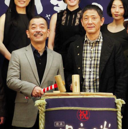 　鏡開きした小林薫（右）と松岡錠司監督