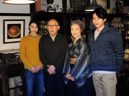 主演ドラマ「紅雲町珈琲屋こよみ」の制作発表会見を行った富司純子（左から３番目）