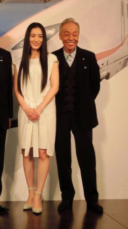 新ＣＭ発表会見に出席した仲間由紀恵（左）と谷村新司＝東京ステーションホテル