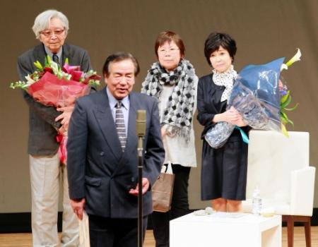 関係者のあいさつを聞く山田洋次監督（左端）と竹下景子（右端）＝神戸市・神戸文化ホール（撮影・神子素慎一）