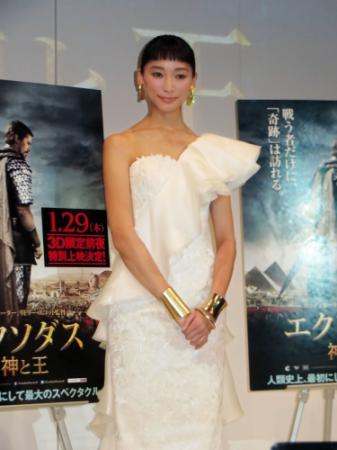 白いドレスで映画で登場した杏＝東京・表参道