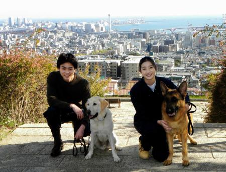 　昨年１１月、ドラマのロケを行った神戸市・灘丸山公園での菅田将暉（左）と足立梨花