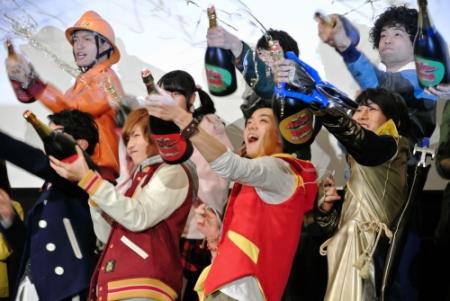 シャンパンクラッカーで戦隊ＶＳシリーズ２０年を祝った志尊淳と竜星涼（前列左から２、３人目）＝東京・新宿