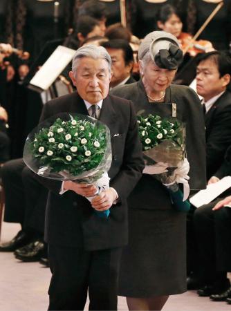 　追悼式典で供花に臨まれる天皇、皇后両陛下＝神戸市中央区の兵庫県公館