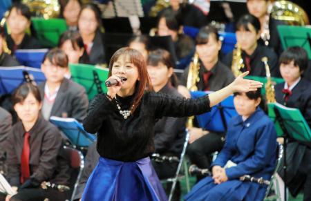 　ミニコンサートを行う華原朋美＝神戸市立駒ケ林中学校