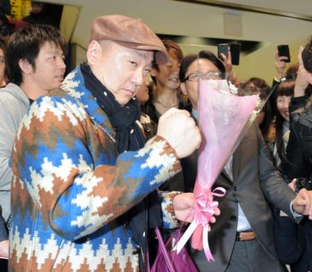 ライブ後、ファンから花束を贈られ、ガッツポーズを見せる山本圭壱＝下北沢駅前劇場（撮影・吉澤敬太）