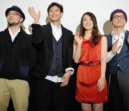 笑顔で手を振る（左から）窪田将治監督、河合龍之介、祥子、木下ほうか