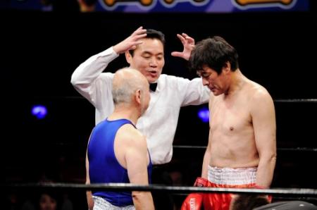 　６７歳の元ボクサーからの挑戦状を受け、リングにあがった赤井英和（右）＝大阪市内