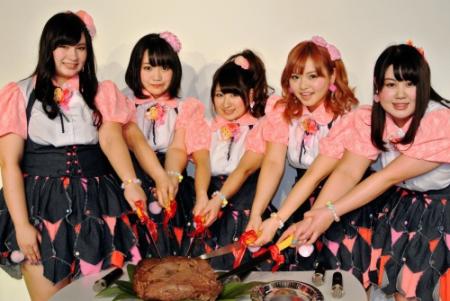 「いい肉の日」のデビューを祝ってお肉カット式を行うＰ♡ｔｔｙａ＝東京・代官山