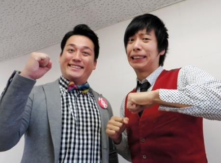 奈良競輪場のステージに登場した藤崎マーケットの田崎佑一（左）とトキ