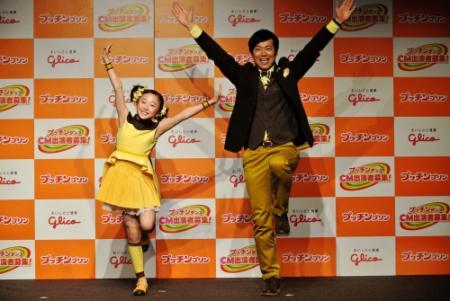 プッチンダンスを仲良く踊る本田望結と東貴博＝東京・六本木