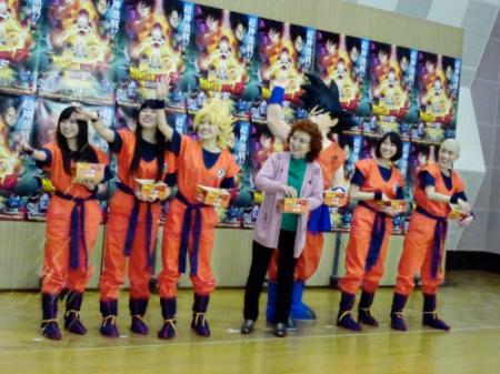 豆をまくももいろクローバーＺと野沢雅子（中央）＝東京・西早稲田