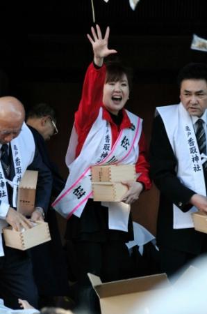 豆まきを行った松川未樹＝東京・亀戸香取神社