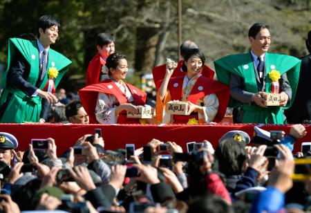 　成田山新勝寺の節分会で豆をまく女優の井上真央（右から２人目）ら＝千葉県成田市