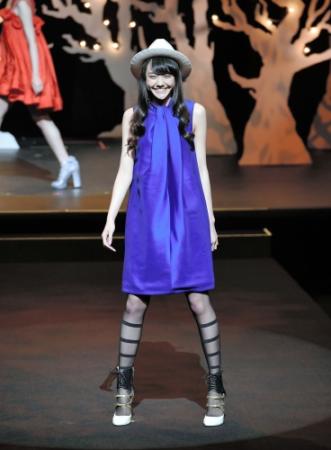 ランウェイでポーズをとる松井愛莉＝東京ドームシティホール（撮影・北野将市）