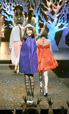 プレゼントを観客に投げ込む松井愛莉＝東京ドームシティホール（撮影・北野将市）